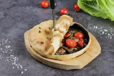 Печень говяжья с овощами на сковороде: купить по цене 380.00, вес: 355 Печень говяжья с овощами на сковороде