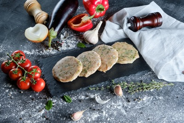 Биточки из индейки со шпинатом: купить по цене 230.00, вес: 320 Биточки из индейки со шпинатом