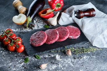 Биточки из индейки со свеклой и черносливом : купить по цене 230.00, вес: 320 Биточки из индейки со свеклой и черносливом