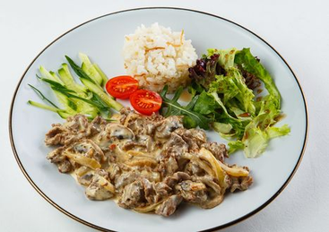 Говядина в сливочном соусе с рисом : купить по цене 3590.00, вес: 821 Говядина в сливочном соусе с рисом